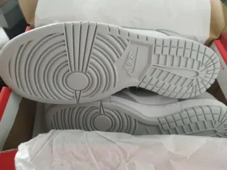 Nike Dunk High Gris y Blanco