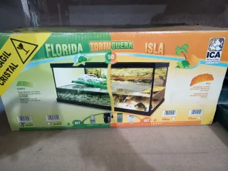 Acuario con rampa de césped artificial