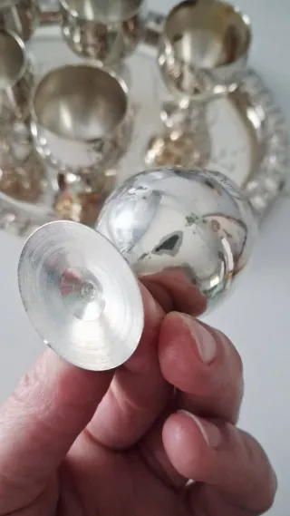 Conjunto de 6 copas plateadas con bandeja