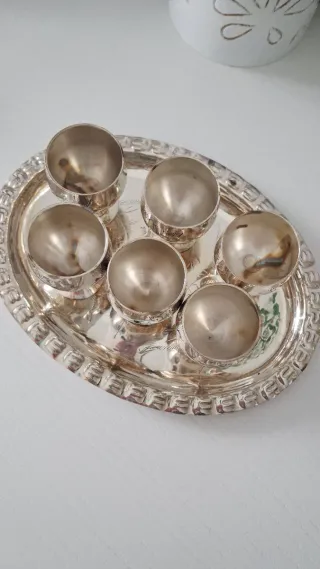 Conjunto de 6 copas plateadas con bandeja