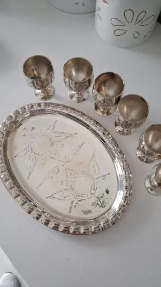 Conjunto de 6 copas plateadas con bandeja