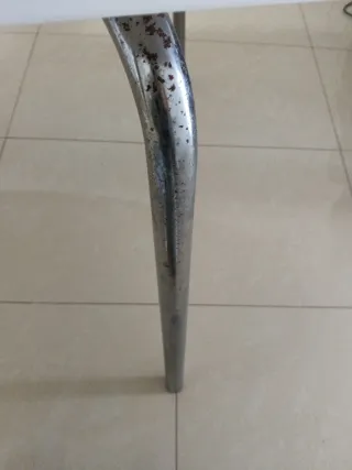 Mesa de comedor ovalada blanca y patas plateadas