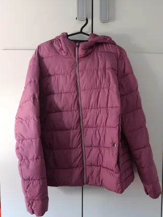 Cazadora rosa acolchada con capucha