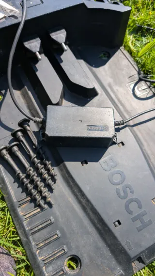 Robot cortacésped Bosch con base de carga