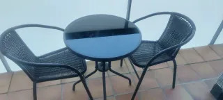 Mesa redonda y 2 sillas para balcón