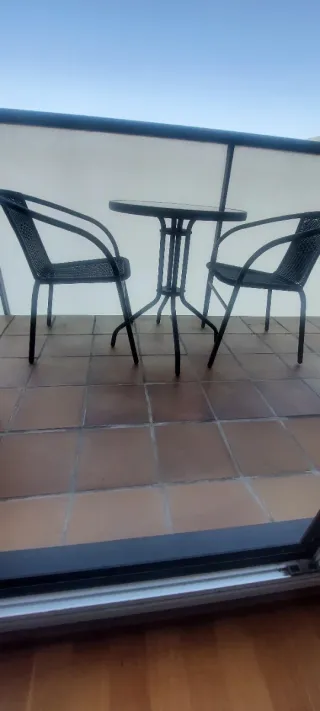 Mesa redonda y 2 sillas para balcón