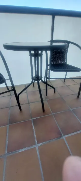 Mesa redonda y 2 sillas para balcón