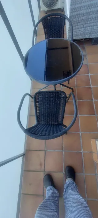 Mesa redonda y 2 sillas para balcón