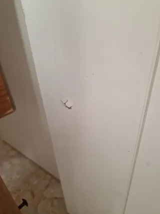 Mesa plegable de pared blanca