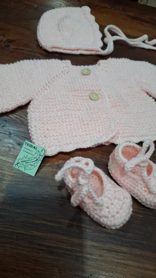 Conjunto bebé: Chaqueta, gorrito y patucos