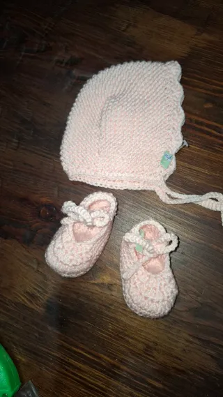 Conjunto bebé: Chaqueta, gorrito y patucos