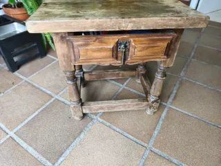 Mesita auxiliar rústica de madera