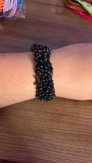 Pulsera tejida con cuentas