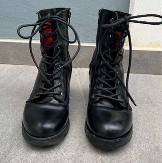 Botines negros con cordones y cremallera