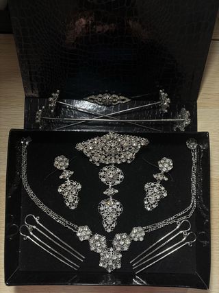 Aderezo y peinetas de fallera plateadas.