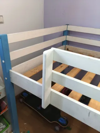 Cama infantil con tobogán