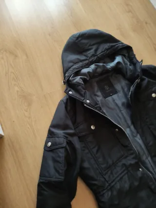 Abrigo negro con capucha