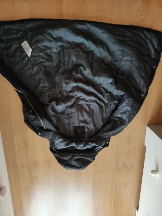 Abrigo negro con capucha