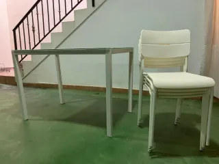 Mesa cristal y 4 sillas blancas