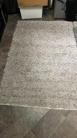 Alfombra de salón de piel gris