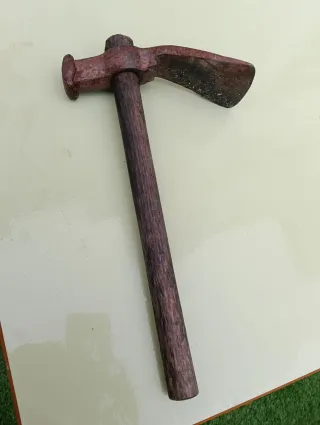 Azada antigua de metal y madera