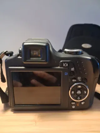 Cámara Olympus SP-590UZ con funda