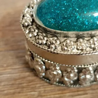 Portapillole decorato con gemma blu