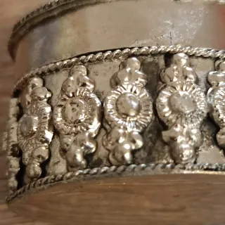 Portapillole decorato con gemma blu