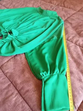 Blusa verde con volantes y cordones