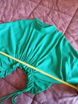 Blusa verde con volantes y cordones