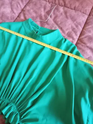 Blusa verde con volantes y cordones