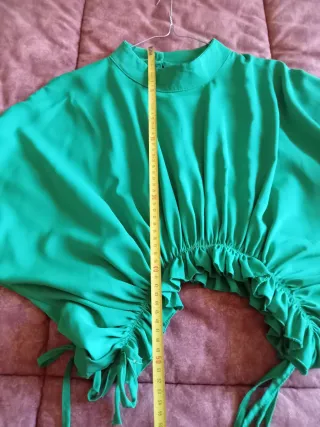 Blusa verde con volantes y cordones