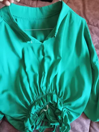 Blusa verde con volantes y cordones