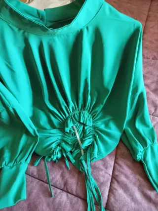 Blusa verde con volantes y cordones