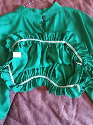 Blusa verde con volantes y cordones