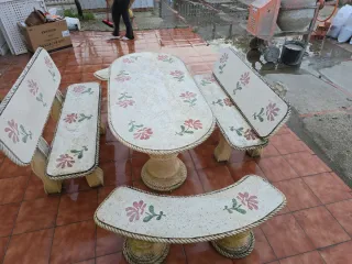 Mesa de terraza de piedra con bancos