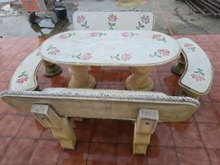 Mesa de terraza de piedra con bancos