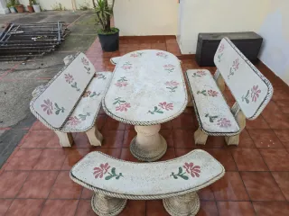 Mesa de terraza de piedra con bancos