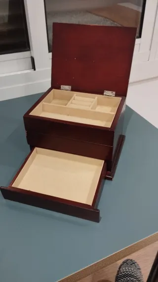 Joyero de madera con cajones