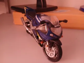 Suzuki GSX-R600 Moto Deportiva Azul/Plata