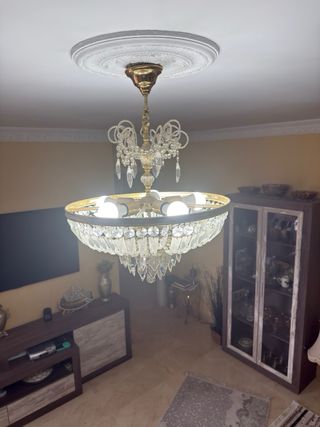 Lámpara de salón dorada y cristal