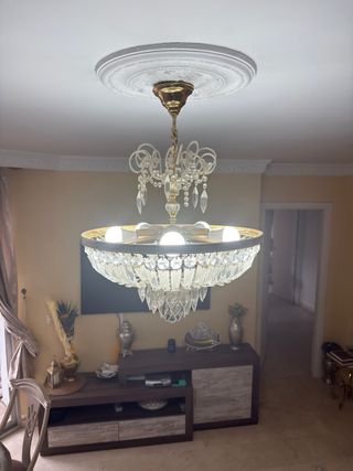 Lámpara de salón dorada y cristal