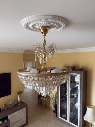 Lámpara de salón dorada y cristal