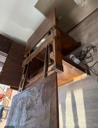 Mesa rústica tallada madera y cristal