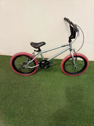 Bicicleta BMX infantil plateada