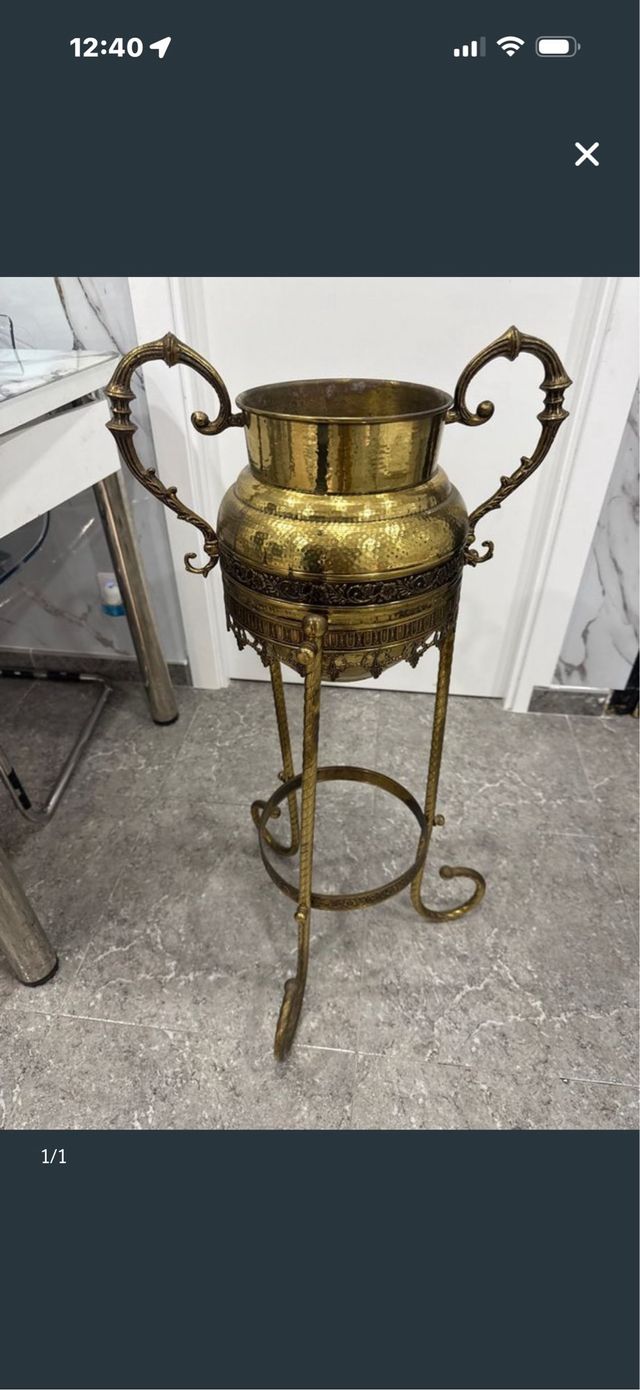 Jarrón de latón con soporte