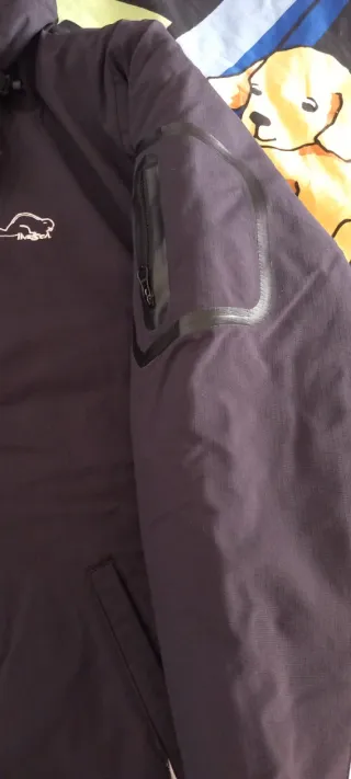 Abrigo negro y blanco