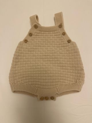 Pelele de punto beige para bebé
