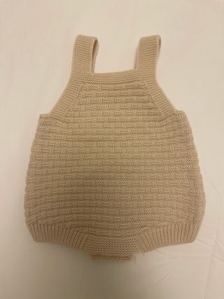 Pelele de punto beige para bebé