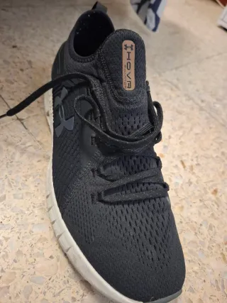 Zapatillas Under Armour Negras y Blancas